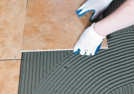 układanie płytek, płytki ceramiczne