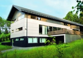 Klasyczne podziały elewacji na podstawę, ścianę i zwieńczenie zderzono z modernistyczną, horyzontalną stylistyką