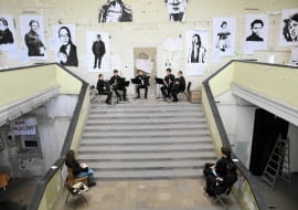 30.05.2012 WARSZAWA . ZESKLOTOWANA BIBLIOTEKA KRASINKICH NA OKOLNIKU PRZEZ STUDENTOW AKADEMII MUZYCZNEJ . ZAPOWIADAJA , ZE PRZEZ CALE EURO BEDA SIE ODBYWALY TAM ALTERNATYWNE KONCERTY . FOT . AGATA GRZYBOWSKA / AGENCJA GAZETA SLOWA KLUCZOWE: BIBLIOTEKA KRASINSKICH ALTERNATYWNY KONCERT STUDENT AKADEMIA MUZYCZNA ZDJĘCIE DO WKŁADKI: DLOWA strony lokalne GW - WarszawaGazeta_Stoleczna