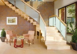 Dwubiegowe schody dywanowe wymagają dobrego zakotwienia stopni w ścianach i podparcia spocznika słupkami