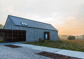 dom nowoczesny, gabiony, elewacja z gabionów, domy na wsi