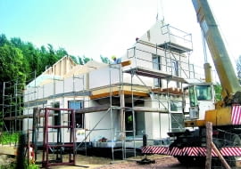 Gotowe elementy firma przywozi na plac budowy, porównując oferty, spytajmy o koszt transportu