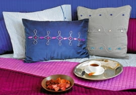 WNETRZA , DEKORACJE , PODUSZKI - OZDOBNE SZLACZKI STYLIZACJA KINGA KOLARY - SKOMRO FOT. RADOSLAW WOJNAR PUBLIKACJA CZTERY KATY NR 11 (229) - 11 2010 SLOWA KLUCZOWE: WNETRZE DEKORACJA TKANINA ZDJĘCIE DO WKŁADKI: PUBLIKACJA CZTERY KATY NR 11 (229) - CZASOPISMA