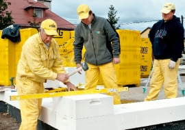 Zgodnie z przepisami, ich współczynnik przenikania ciepła U nie może być wyższy niż 0,3 W/(m2K). Wymagania te spełniają bloczki z betonu komórkowego oraz pustaki z ceramiki poryzowanej i keramzytobetonu z wkładką styropianową. Razem z elementami podstawowymi (bloczkami lub pustakami) trzeba kupić polecane przez producenta zaprawy, nadproża i inne elementy - inaczej ściana nie osiągnie deklarowanych parametrów.