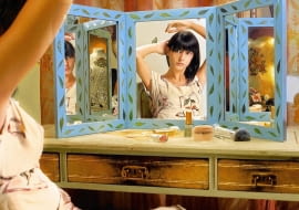 TOALETKA LUSTRO FOT. RADOSLAW WOJNAR PUBLIKACJA CZTERY KATY NR 11 (157) - 11.2004 SLOWA KLUCZOWE: MEBLE LUSTRA ZDJĘCIE DO WKŁADKI: PUBLIKACJA CZTERY KATY NR 11 (157) - CZASOPISMA