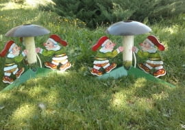 Kolorowy stojak pod choinkę. Wykonany z metalu, malowanie ręcznie zapewnia oryginalności i niepowtarzalność każdego ze stojaków. Posiada zbiorniczek na wodę. Może służyć jako lampka lub ozdoba w ogrodzie. Sprzedajemy.pl, 290 zł