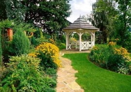 Rabaty z kwiatami, altana. Nic z tego nie mogłoby powstać, gdyby nie została dokupiona sąsiednia działka.