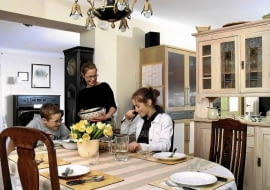 02.03.2002 PUBLIKACJA WYSOKIE OBCASY NR 153 12.02.2002 WARSZAWA - DOM ANDRZEJA I AGNIESZKI BULANDOW NA ZOLIBORZU - JADALNIA KREDENS FOT. ARKADIUSZ SCICHOCKI / AGENCJA GAZETA SLOWA KLUCZOWE: MEBLE SYTUACYJNE WNETRZA ARCHITEKTURA ZDJĘCIE DO WKŁADKI: WYSOKIE OBCASY NR 153