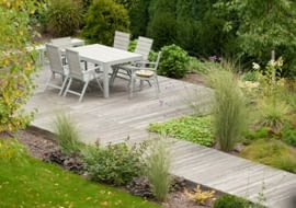 Drewno sosnowe na tarasie