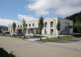 W malowniczym miasteczku Elzach organizacja Lebenshilfe Kinzig- und Elztal e.V. prowadzi dostępny ośrodek mieszkalny, będący bezpiecznym i komfortowym miejscem dla osób z niepełnosprawnościami. Od lutego 2024 roku mieszkańcy korzystają z domu, który zarówno spełnia ich indywidualne potrzeby, jak i oferuje kompleksową opiekę.