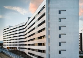 Nowoczesny blok w hiszpańskim mieście Tres Cantos pod Madrytem.