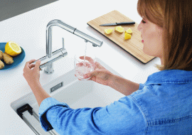 czysta woda z kranu do picia