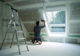 Dom z poddaszem do adaptacji pozwala nam na prowadzenie inwestycji zgodnie z naszymi bieżącymi potrzebami. Możemy najpierw wykończyć tylko parter i mieszkać w takim budynku nawet przez kilka lat, a dopiero później, kiedy zmienią się nasze potrzeby, zdecydować się na przeprowadzenie adaptacji poddasza