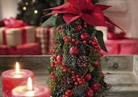 Gwiazda betlejemska. Stroiki bożonarodzeniowe. Choinka z pędów różnych iglaków ułożonych w gąbce bukieciarskiej w kształcie ściętego stożka. Pęd czerwonej gwiazdy wbito w jego wierzchołek