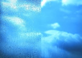 Szyba okienna. Woda spływająca z szyby standardowej (po lewej) i samoczyszczącej (po prawej)