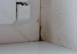 Szczelina w murze nad parapetem wewntrznym - przed zimą koniecznie należy ją zlikwidować