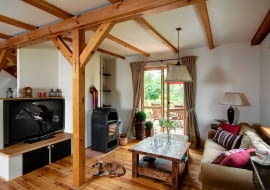 salon, wystrój wnętrz, drewno we wnętrzu