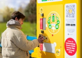 Warszawa z pierwszym Olejomatem - automat do zbiórki zużytego oleju stanął przed CH Wola Park