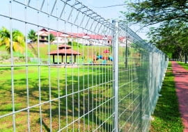 Ażurowe ogrodzenie panelowe wykonane z metalowych przęseł i słupków - proste i popularne.