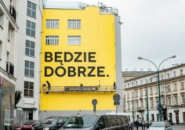 Będzie dobrze :) - mural od Good Looking Studio na Domu Towarowy Braci Jabłkowskich (ul. Bracka 25) w Warszawie