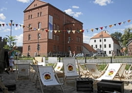 21.07.2013 Bydgoszcz , Wyspa Mlynska , plaza przy kawiarni " Strefa " . Fot. Pawel Malinowski / Agencja Gazeta