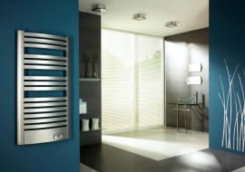 GRZEJNIKI. <B>Kiedy nie działa centralne ogrzewanie, w łazience często czuć nieprzyjemną chłodną wilgoć. Elektryczny grzejnik albo grzałka zainstalowana w zwykłym kaloryferze pozwolą utrzymać w pomieszczeniu odpowiednią temperaturę niezależnie od pogody.</B> <BR >Zamontowanie grzejnika elektrycznego jest znacznie prostsze i szybsze niż poprowadzenie instalacji centralnego ogrzewania. Sami również decydujemy, kiedy chcemy z niego korzystać - wystarczy go po prostu włączyć. Ale takie rozwiązanie ma też, niestety, poważną wadę: codzienne korzystanie z grzejnika elektrycznego wiąże się ze znacznie wyższymi kosztami niż w przypadku c.o. <BR >Warto więc wiedzieć, że w większości nowoczesnych kaloryferów można zamontować grzałkę elektryczną - wtedy pracują także poza sezonem grzewczym. <BR >GRZEJNIKI ELEKTRYCZNE. Quatro EQB, stalowy, termostat bimetaliczny, moc 600 W, wys. 118,5 cm, szer. 59,5 cm, 1623 zł, Enix