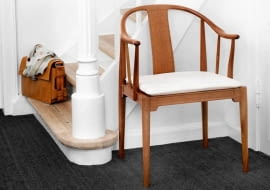 China Chair, designed by Hans J. Wegner in 1944. Natural mahogany, cushion covered in natural, white og Elegance leather. SLOWA KLUCZOWE: china chair 4283 mahogany Hans J. Wegner Lounge chair cushion