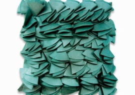 <B>Przestrzenne, wklęsło-wypukłe wzory zdobią teraz nie tylko tkaniny, ale także meble, naczynia i dodatki. Te fakturowe motywy są jednobarwną alternatywą dla kolorowych deseni - równie dekoracyjną, ale znacznie spokojniejszą.</B> <BR />Poduszka, sztuczne włókno - 95 zł, pakamera.pl