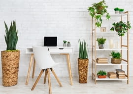 Białe biurko z szufladami