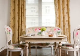 <b> Suto marszczone zasłony z grubych tkanin zdobią pokój i dobrze strzegą naszej prywatności. W jesienno-zimowe miesiące także ocieplają wnętrze. Dla amatorów takich okiennych dekoracji mamy dobrą wiadomość - znowu są modne. Dekoracyjne, grube zasłony szyje się z mięsistych tkanin, takich jak żakardy, adamaszki, aksamity, tafty, atłasy (z naturalnych włókien albo ich imitacji), przez co od razu wyglądają bogato. To wrażenie można wzmocnić odpowiednimi dodatkami, np. chwostami do fantazyjnych podpięć, taśmami albo ozdobnymi końcówkami karniszy. Chociaż takie aranżacje okienne wydają się stworzone do stylowo urządzonych pokoi, często stosuje je się na zasadzie kontrastu także w nowoczesnych wnętrzach. Przynosi to zaskakująco dobry efekt. </b> <BR /> OKNO ZIMĄ. Zasłony uszyto z grubego żakardu przetykanego złotą nicią. Przy górnym brzegu wycięto w nich otwory, które wykończono metalowymi kółkami (tzw. remizkami) i przełożono przez drążek, dzięki czemu tkanina układa się w głębokie fałdy.