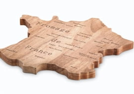 <B>Gdy dusza wyrywa się w dalekie kraje, a do urlopu jeszcze szmat czasu, możemy wybrać się w podróż we własnym domu. Spoglądając tęsknie na dworcowy zegar, powędrujmy palcem po mapie na talerzu.</B> <BR />Deska do krojenia, drewno - 69 zł, home&you.