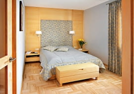 <B>Jeżeli chcemy zaplanować schowki w mieszkaniu, to najlepszymi momentami są chwile, kiedy je urządzamy, remontujemy lub wymieniamy wyposażenie. Prezentujemy sypialnie, w których, choć czasem są naprawdę niewielkie, nie brakuje miejsca do przechowywania.</B> <BR >SYPIALNIA. GRUNT TO GARDEROBA. Skrzynia w nogach łóżka to jedyny większy wolno stojący mebel do przechowywania. Zastępuje komodę - gospodarze trzymają w niej dodatkową pościel, pledy, poduszki itp. Skrzynia może też w razie potrzeby służyć jako siedzisko. Szafki nocne zrobiono na wymiar; podwieszane meble wyglądają lekko i nie utrudniają sprzątania.