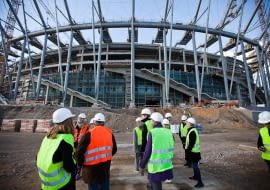 W ramach festiwalu 'Warszawa w budowie 2', odbyła się wycieczka na plac budowy Stadionu Narodowego, prowadzona śladem koncepcji JSK Architekci - autorów projektu. Uczestników oprowadzał wiceprezes firmy JSK Architekci, Mariusz Rutz.