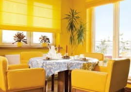 O kolorystyce mieszkania decydowała pani Beata, ekonomistka z dyplomem projektanta wnętrz. Pan Jarosław, radca prawny, postawił tylko jeden warunek - muszą być niebieskie kanapy. <BR /> MIESZKANIE. Większość mebli wykonał na zamówienie Andrzej Wierzbowski, stolarz pasjonat. Wraz z gospodarzami zaprojektował okrągły stół i krzesła-fotele. Na podłodze (we wszystkich pokojach) ułożono rudawe drewno doussie, tylko w przedpokoju i sypialni jest ciemny parkiet przemysłowy z drewna merbau.