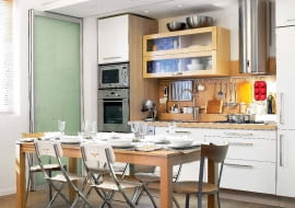 LEKKA KONSTRUKCJA. Aluminiowe ramy wypełnione matowym szkłem dają wrażenie lekkości. Poruszają się tylko na szynie górnej; po otwarciu można je ułożyć równolegle do ściany.