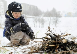 Jeśli chcemy spalić choinkę, nie róbmy tego w ogrodzie - w wielu miastach jest to zabronione, poza tym dym może przeszkadzać sąsiadom.