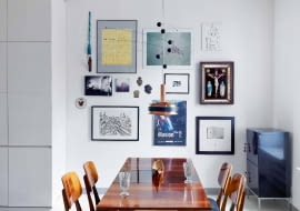 Na równych prawach. Na ścianie, pośród grafik młodych artystów, wiszą dwa dzieła słynnego Edwarda Dwurnika, ludowy obraz oprawiony w lustrzaną ramę i kilka dewocjonaliów. Wszystkie elementy, choć zróżnicowane stylistycznie, tworzą razem harmonijną kompozycję.