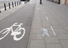 Ścieżka dla użytkowników smartfonów przy ul. Nowowiejskiej w Warszawie.