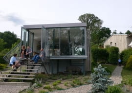 Dom nad Wisłą, czyli przebudowa domku letniskowego według Studia Projektowego Utopia. Połączenie tradycji mazowieckiej chaty z nowoczesną willą podmiejską