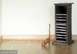 09.02.2006 WARSZAWA DLA MIESIECZNIKA CZTERY KATY ZROB TO SAM ZTS LISTWY PRZYPODLOGOWE MONTAZ WYKONCZENIE PODLOGI STYLIZACJA I WYKONANIE: JUSTYNA BUDROW I KRZYSZTOF RADZANOWSKI FOT. LUKASZ ZANDECKI / AGENCJA GAZETA PUBLIKACJA CZTERY KATY NR 4 (174) - 4.2006