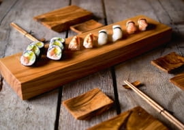 Sushi na jesionie Jesionowa geta, tradycyjna deska do podawania sushi. Wykonana rzemieślniczo z materiału pozyskiwanego lokalnie. Prosta i starannie zrobiona z drewna o ciekawych słojach i barwie. Zaimpregnowana olejem z orzecha włoskiego. Wymiary: 51 x 14 x 5 cm, 99 zł, I Love Nature, ilovenature.pl