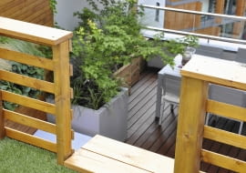 WIDOK Z TRAWIASTEJ "PLAŻY" (na antresoli) na tarasową jadalnię. Obie części łączy szeroka drabina.