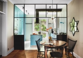 Mała jadalnia, tuż przy kuchni. Tu rodzina najczęściej jada śniadania. Szafki kuchenne pomalowane odcieniem błękitu Stone Blue z palety marki Farrow & Ball.