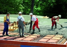 Na dobrej ekipie budowlanej nie warto oszczędzać. Źle wykonany strop to nie tylko dodatkowe koszty jego naprawy i wydłużony czas budowy; to przede wszystkim zagrożenie dla bezpieczeństwa mieszkańców domu