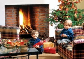 CHOINKA PACHNĄCA PIERNIKIEM. Zwykle jest bardzo eklektyczna - ubieramy ją w zbierane latami, czasem nawet przez kilka pokoleń, ozdoby. A może by tak pokusić się o nadanie choince wyrazistego stylu? Bogactwo świątecznych dekoracji w klepach pozwoli ją zmienić w drzewko prosto z bajki - pachnące piernikiem, lśniące złotem, roziskrzone bielą albo mieniące się wszystkimi kolorami tęczy.