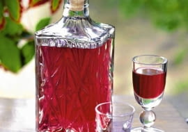 KUCHNIA REGJONALNA POJEZIERZA KASZUBSKIEGO , WIES OLPUCH NAD JEZIOREM WDZYDZKIM ; NALEWKA ZURAWINOWA STYLIZACJA ANNA TYSLEROWICZ FOT. RAFAL LIPSKI PUBLIKACJA KUCHNIA NR 9 (139) - 9.2006 SLOWA KLUCZOWE: ALKOHOL