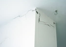 popękany tynk