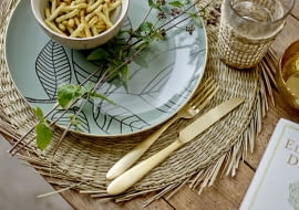 Dekoracyjne nakrycie stołu.