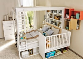 Producenci wrażliwi na nasze potrzeby oferują coraz więcej łóżek, które zapewniają miejsce na zapasowe komplety pościeli, poduszki, koce. Przeważnie jest to pojemny schowek (czasem podzielony na kilka części), skrzynia albo wysuwane szuflady. Pokazujemy 13 ciekawych modeli. <BR /> ŁÓŻKA. You by Vox, płyta laminowana, 168 x 238 cm, wys. 206 cm, od 2998 zł (cena zależy od wyposażenia), Meble Vox