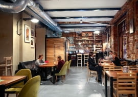Klubokawiarnia, która łączy zalety loftu z tradycjami zabytkowej kamienicy.